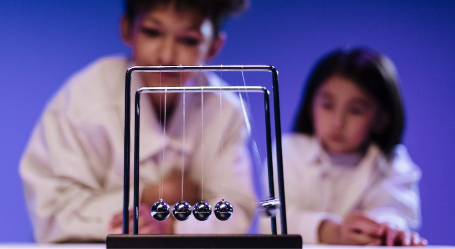 Combien de temps dure un pendule de Newton ?