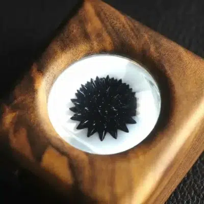 Ferrofluid Lampe aus Nussbaum