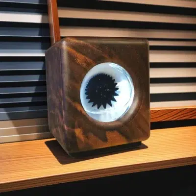 Ferrofluid Lampe aus Nussbaum