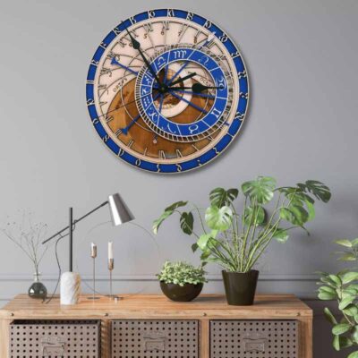Astronomische Wanduhr aus Holz