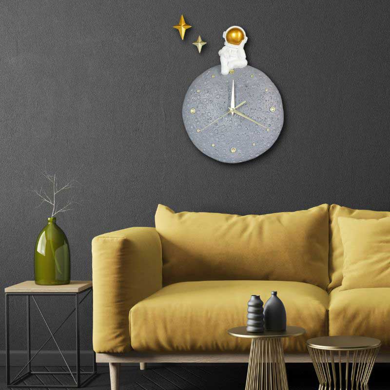 Wanduhr Astronaut auf dem Mond