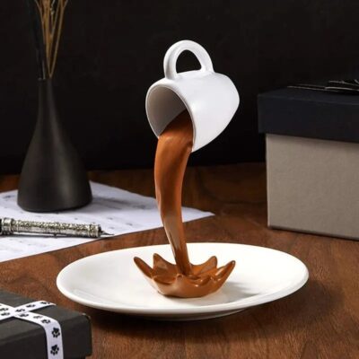Schwebende Kaffeetasse Skulptur Bild 2