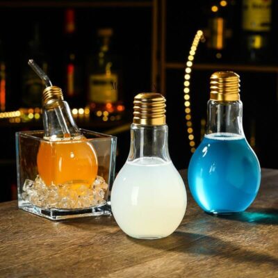 Glühbirnen Cocktailglas mit Strohhalm